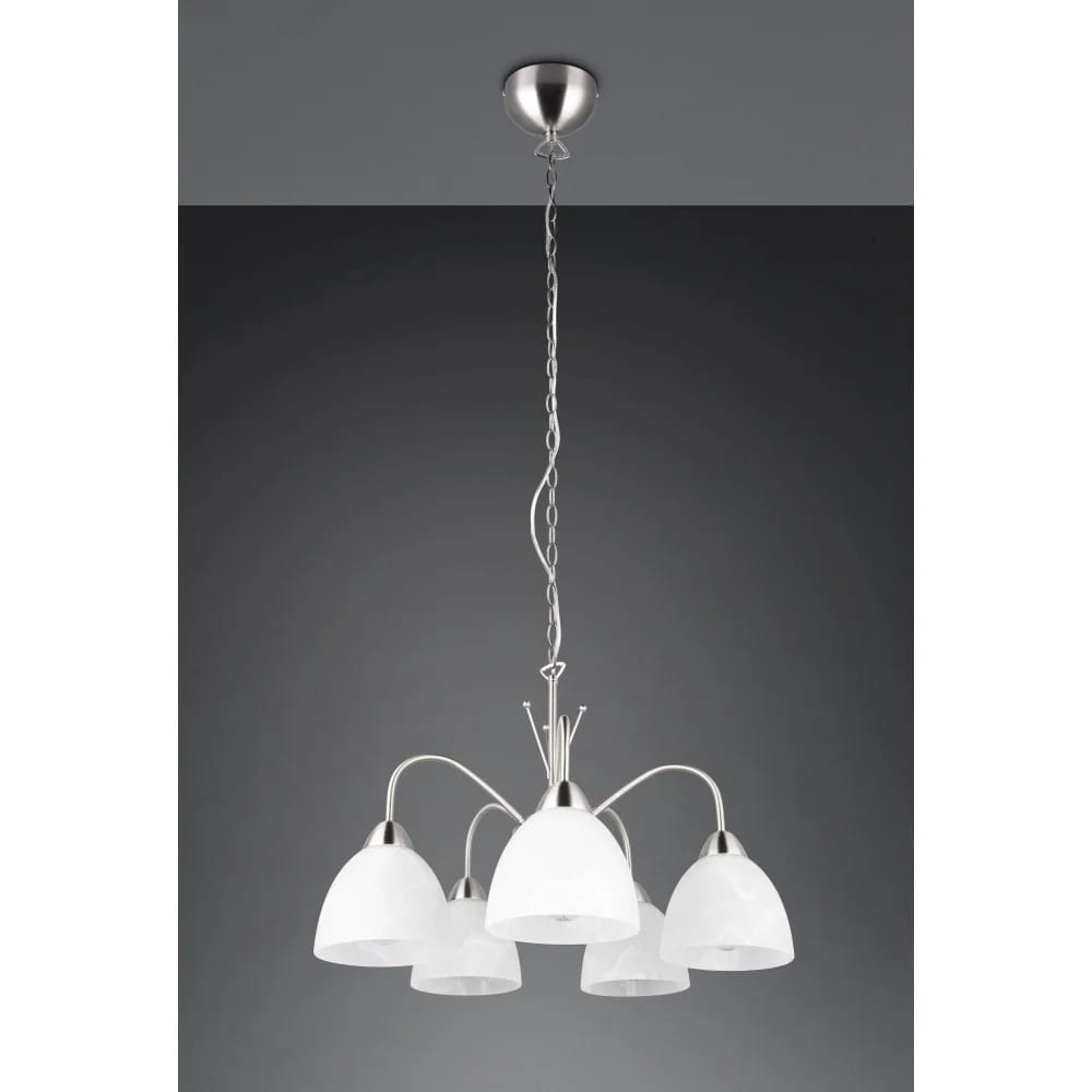 Lampa wisząca Dobby 5xE27 w kolorze niklowym. Posiada pięć kloszy w kształcie półkul, wykonanych z matowego szkła. Ujęcie frontalne, zawieszona na długim łańcuchu. Tło ciemnoszare, co podkreśla elegancję lampy.