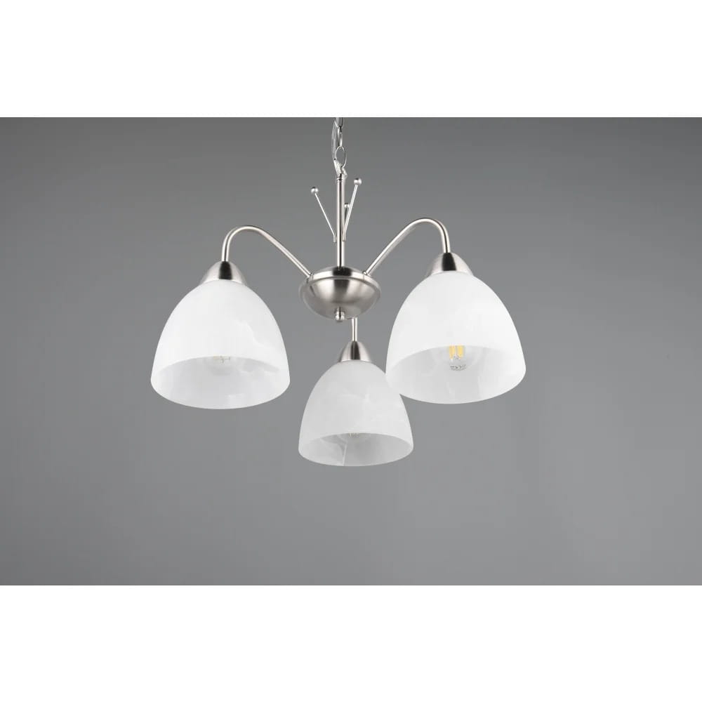 Lampa wisząca Dobby z niklowanym wykończeniem, z trzema kloszami z białego szkła w kształcie stożka. Ujęcie frontalne, wisząca na łańcuchu, z widocznymi żarówkami E27. Tło w odcieniu szarym, co podkreśla elegancki design lampy.