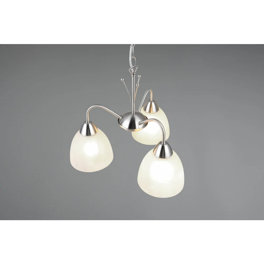 Lampa wisząca Dobby z trzema kloszami w mlecznym kolorze, metalowa konstrukcja w niklu. Klosze mają zaokrąglony kształt, zawieszone na cienkich ramionach, umieszczona w centralnym punkcie. Tło szare, minimalistyczne.