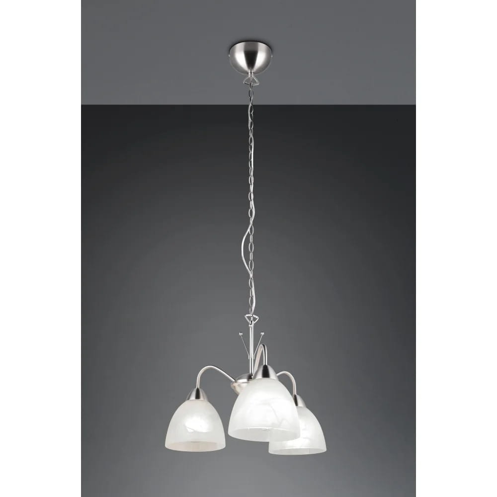 Lampa wisząca Dobby z trzema kloszami z białego szkła, zawieszona na metalowym, niklowym łańcuchu. Klosze mają zaokrąglony kształt, a całość zamocowana do sufitowego mocowania. Tło ciemnoszare. Idealna do nowoczesnych wnętrz.
