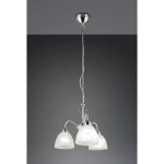 Lampa wisząca Dobby z trzema kloszami z białego szkła, zawieszona na metalowym, niklowym łańcuchu. Klosze mają zaokrąglony kształt, a całość zamocowana do sufitowego mocowania. Tło ciemnoszare. Idealna do nowoczesnych wnętrz.
