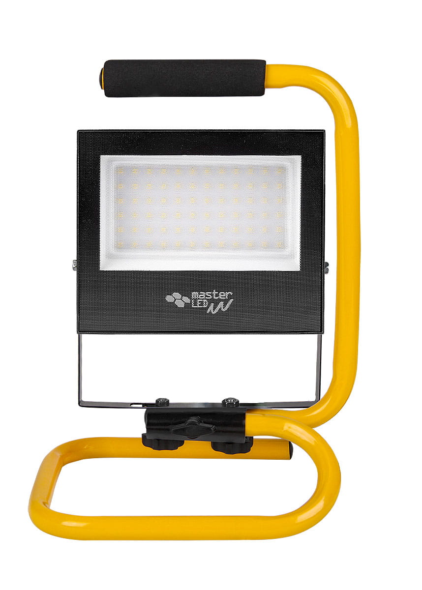 Przenośny naświetlacz LED 50W o jasności 4000 lm, w kolorze czarnym z żółtą stalową ramą. Posiada prostokątną głowicę z diodami, uchwyt do przenoszenia oraz stopień ochrony IP65. Ujęcie frontalne, produkt ustawiony w pionie.