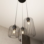 Lampa wisząca Vander w czarnym kolorze z trzema kloszami z metalowej siatki. Ujęcie z dołu, prezentujące wszystkie trzy źródła światła E27 zawieszone na długich przewodach. Klosze mają cylindryczny kształt, a ich struktura jest lekko przezroczysta.