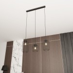 Lampa wisząca Vander 3BL z trzema oprawami E27 w czarnym metalowym wykończeniu. Zawieszona na prostokątnej podstawie, z kloszami w formie siatki, emitującymi ciepłe światło. Tło w odcieniach brązu i szarości.