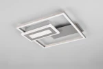 Lampa sufitowa Spiro w kolorze niklu z dwoma źródłami światła LED o mocy 22W. Posiada nowoczesny, kwadratowy kształt z metalowymi i drewnianymi elementami. Ujęcie z dołu, produkt zamontowany na suficie.