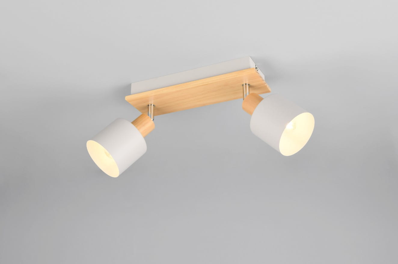 Lampa sufitowa Shanti z dwoma spotami, w kolorze szarym z jasnym drewnem. Ujęcie frontalne, lampy zamontowane na prostokątnej podstawie. Metalowe mocowania i białe klosze, emitujące ciepłe światło. Tło szare, jednolite.
