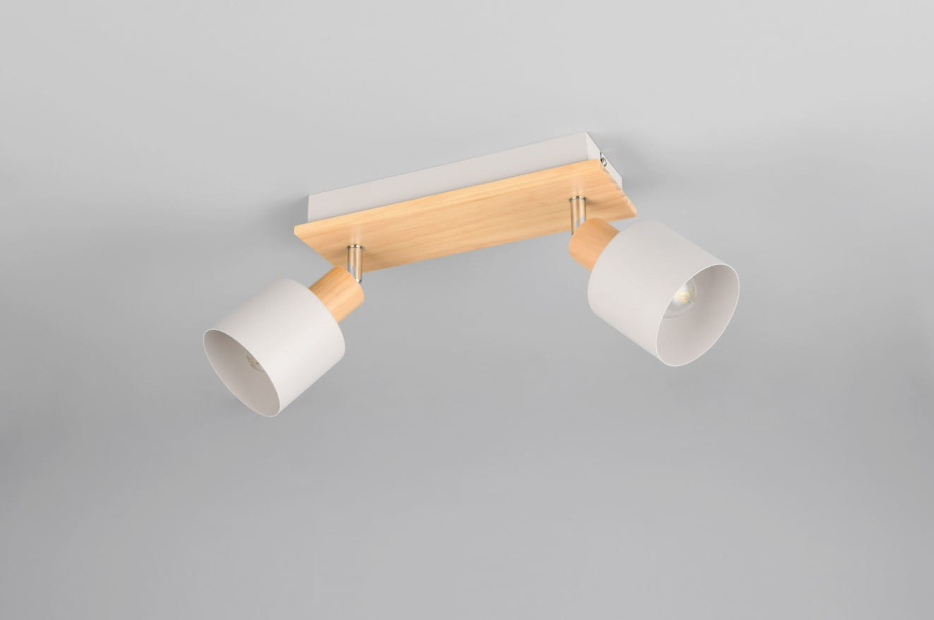 Lampa sufitowa Shanti z dwiema oprawami E14, w kolorze szarym z jasnym drewnem. Ujęcie frontalne, zamontowana na prostokątnej podstawie. Okrągłe klosze z białego metalu, ustawione pod różnymi kątami, podkreślają nowoczesny design.