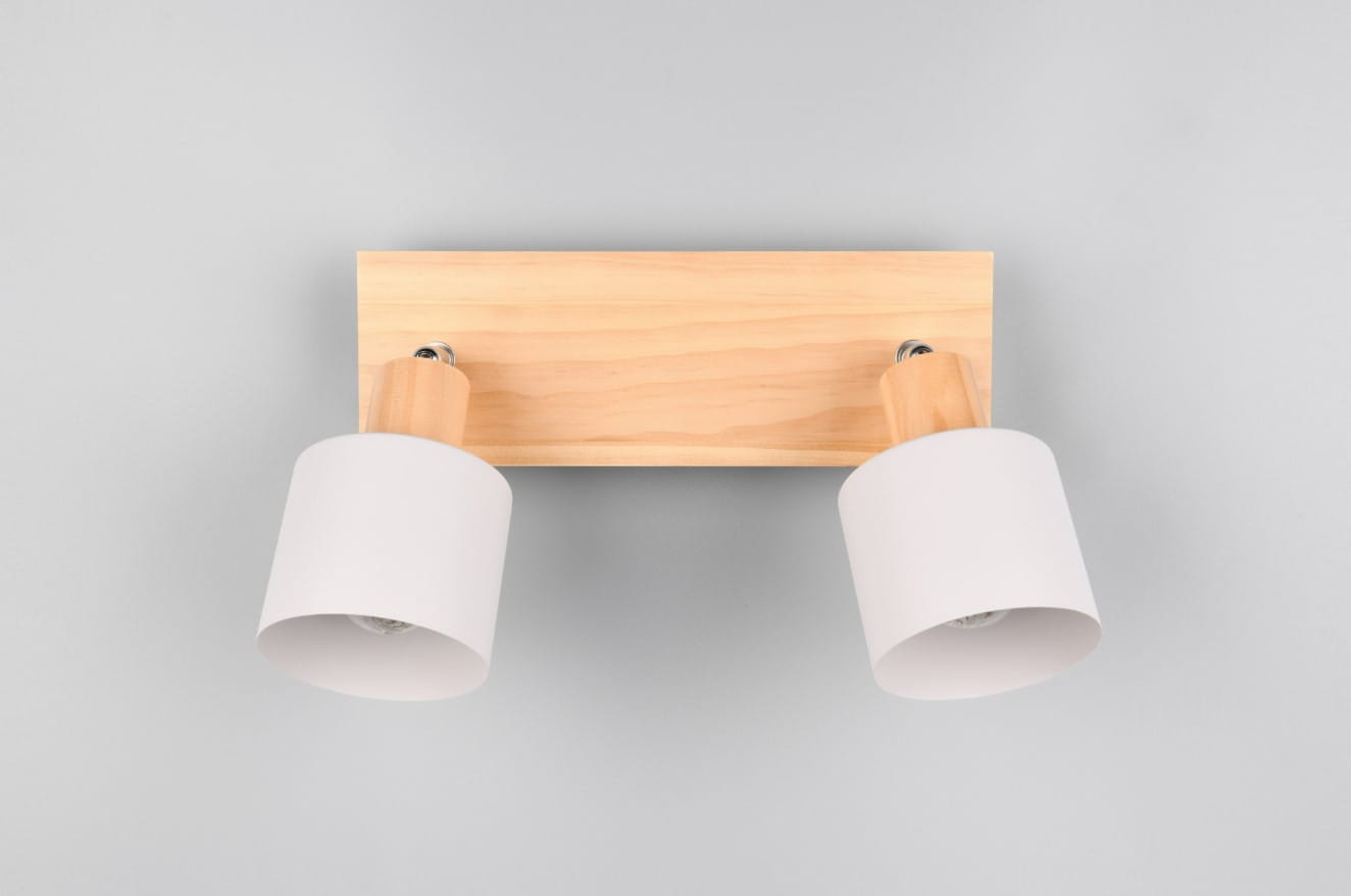 Lampa sufitowa Shanti w kolorze szarym z jasnym drewnem, z dwoma kloszami typu spot, montowana na prostokątnej, drewnianej podstawie. Klosze mają prosty, cylindryczny kształt, z widocznymi gniazdami E14. Ujęcie frontalne.