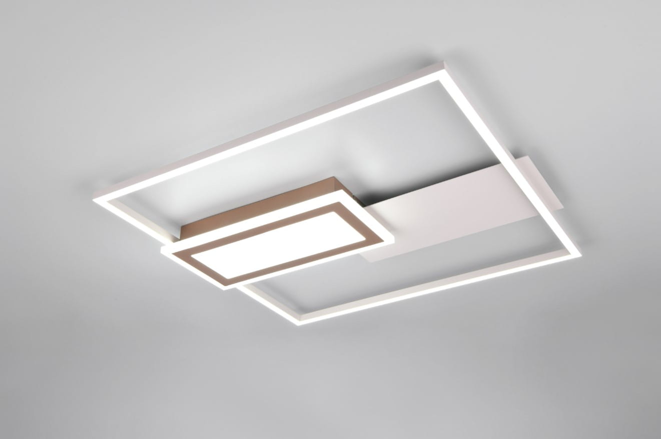 Szara lampa sufitowa Spiro z pilotem, z dwoma źródłami LED o mocy 32W. Kwadratowa struktura z białym kloszem i prostokątnym elementem w odcieniu brązu, zamontowana na suficie. Ujęcie z dołu, ukazujące nowoczesny design.