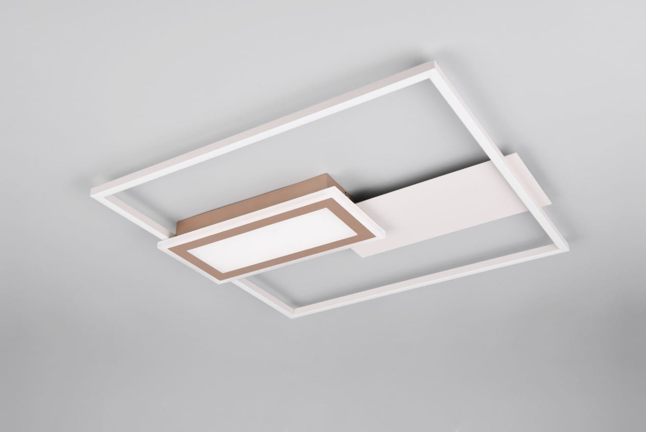 Lampa sufitowa Spiro w kolorze szarym, z pilotem, z dwoma źródłami LED o mocy 32W. Ma nowoczesny, kwadratowy kształt z prostokątnym panelem świetlnym i cienką ramką. Ujęcie z dołu, ukazujące detale konstrukcji.