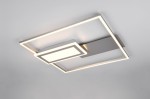 Lampa sufitowa Spiro w kolorze niklowym, o kwadratowym kształcie, z dwoma źródłami LED (32W). Posiada nowoczesny design z podświetlanym panelem i prostokątnymi ramkami. Ujęcie z dołu, pokazujące montaż na suficie.