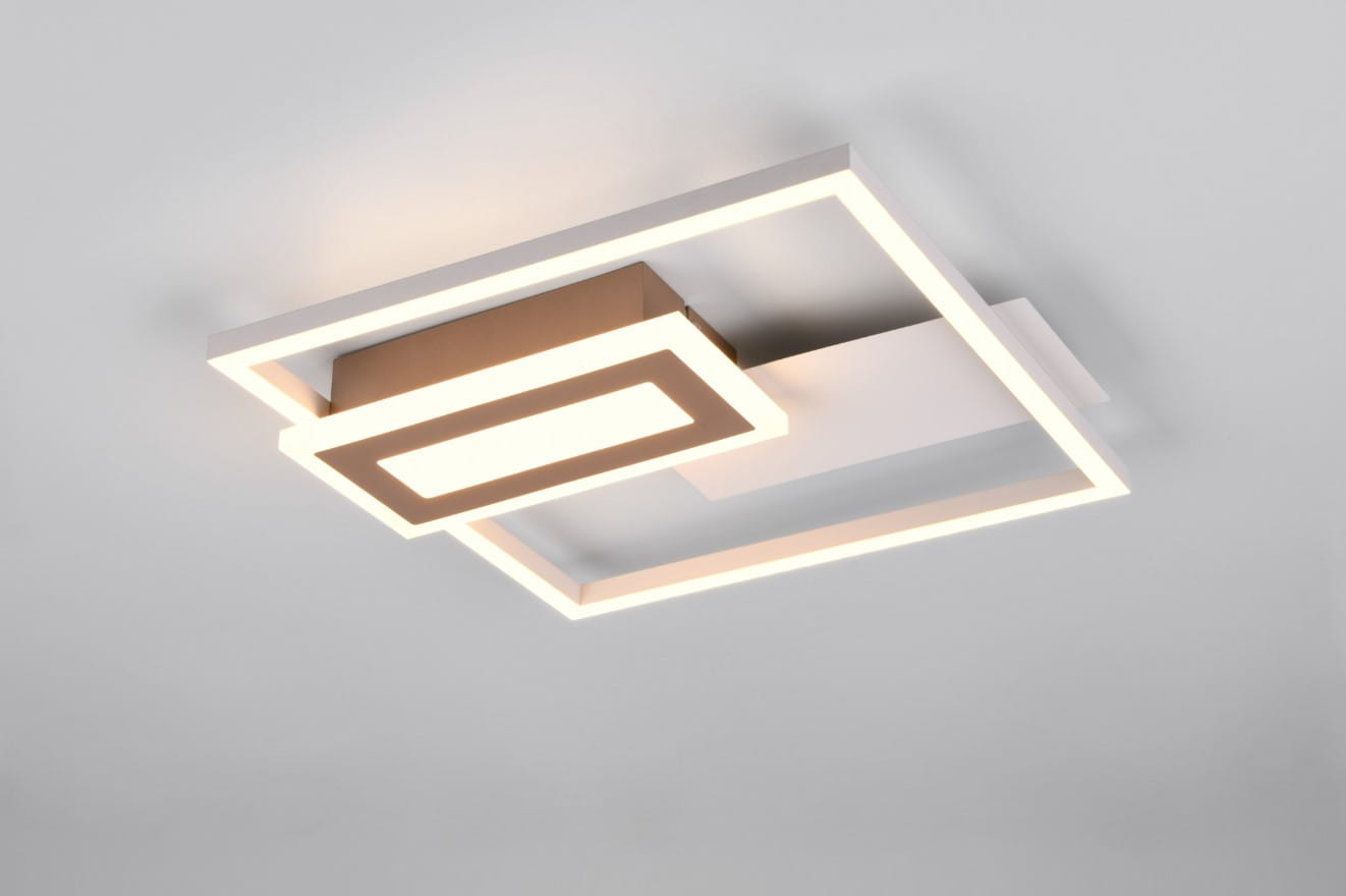 Lampa sufitowa Spiro w kolorze szarym, z dwoma źródłami LED o mocy 22W. Posiada geometryczny kształt z prostokątnym elementem w centralnej części, podświetlona delikatnym światłem. Ujęcie z dołu, montowana na suficie.