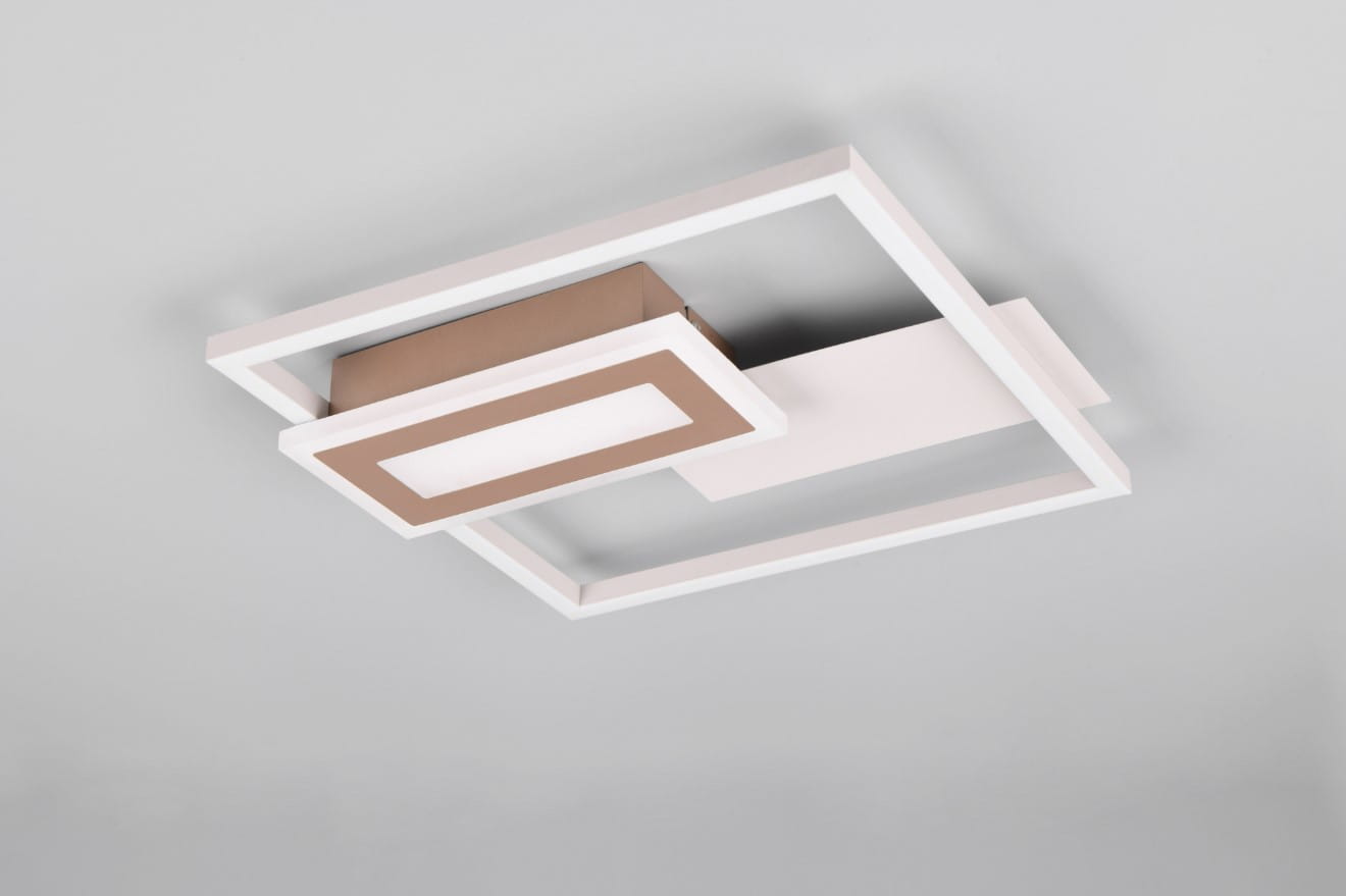 Szara lampa sufitowa Spiro z dwoma diodami LED o mocy 22W, w kształcie prostokątów. Ujęcie z dołu, produkt zamontowany na suficie. Widoczny element w kolorze brązowym, obramowanie białe, minimalistyczny design.