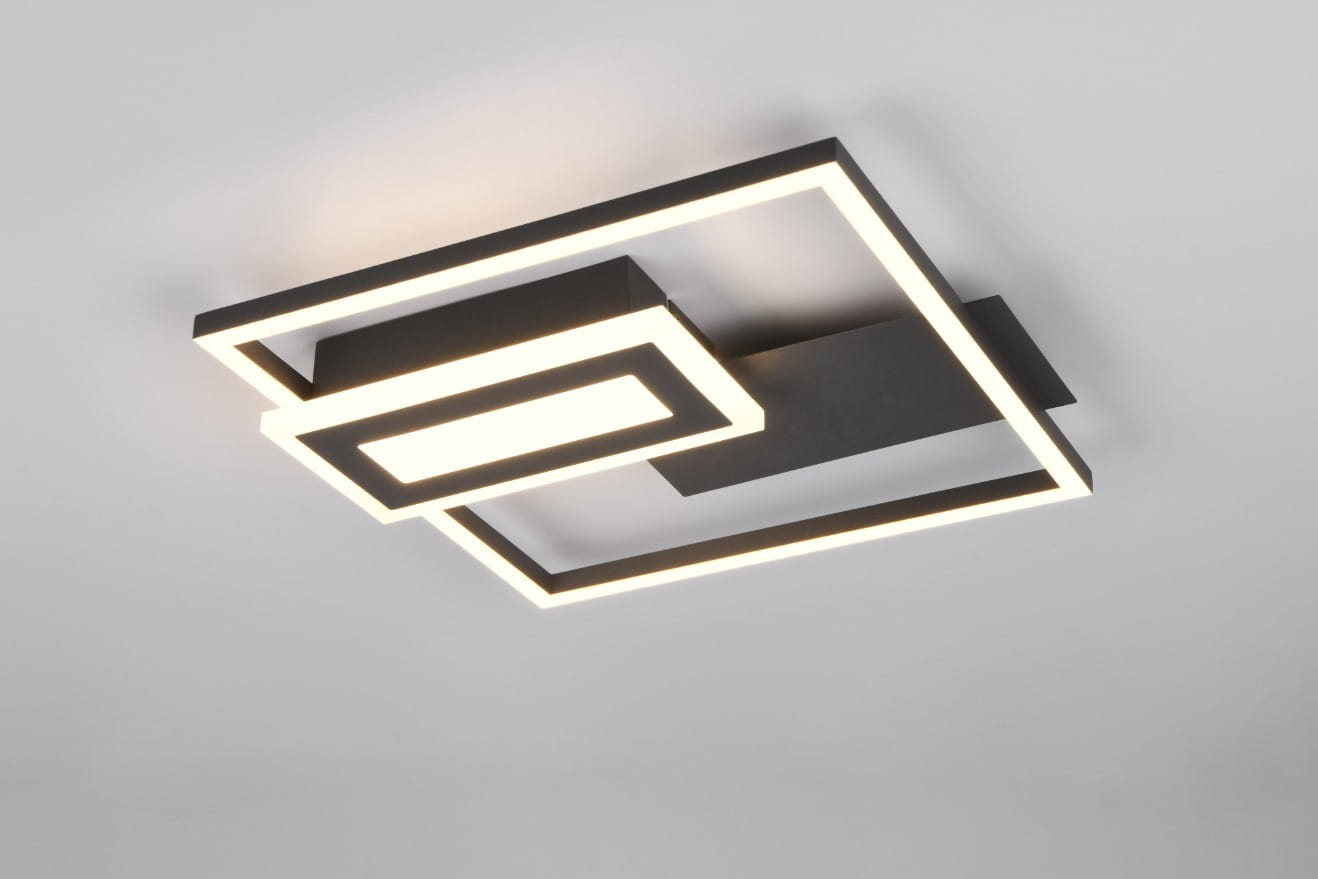 Lampa sufitowa Spiro w kolorze czarnym z podwójnym źródłem LED o mocy 22W. Charakteryzuje się nowoczesnym, geometrycznym kształtem z prostokątnymi ramkami, montowana do sufitu, z delikatnym, ciepłym światłem.
