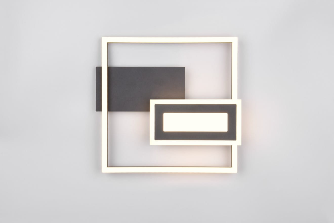 Czarna lampa sufitowa Spiro z dwoma źródłami LED o mocy 22W. Geometryczny design z prostokątnymi ramkami, w tym jedna z białym podświetleniem. Montaż na suficie, na jasnym tle.