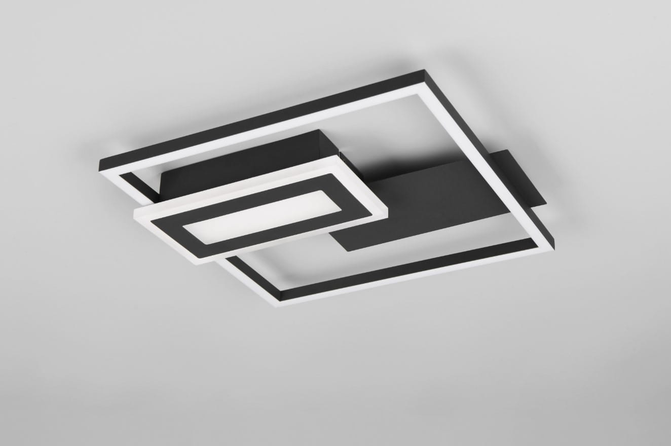 Lampa sufitowa Spiro w kolorze czarnym z białymi akcentami, złożona z prostokątnych elementów. Ujęcie z dołu, pokazujące unikalny design i dwa źródła światła LED o mocy 22 W. Montowana na suficie, minimalistyczny styl.