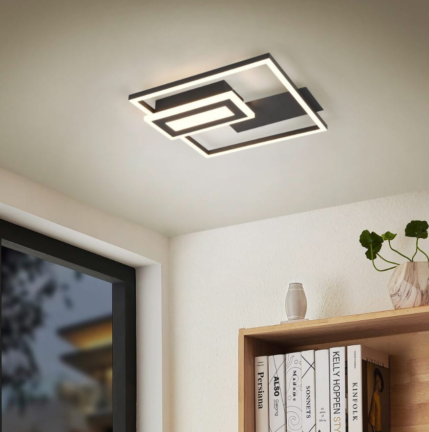 Spiro lampa sufitowa 2xLED/22W w kolorze czarnym, o nowoczesnym, geometrycznym kształcie. Produkt zamontowany na suficie, z widocznymi dwoma prostokątnymi elementami z podświetleniem LED. Tło jasne, z elementami dekoracyjnymi w aranżacji.