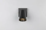 Kinkiet Sharp w kolorze czarnym, z pojedynczym źródłem światła GU10. Ujęcie frontalne, lampa w formie stożka, montowana na kwadratowej podstawie. Wnętrze klosza w kolorze złotym, co podkreśla elegancki design.