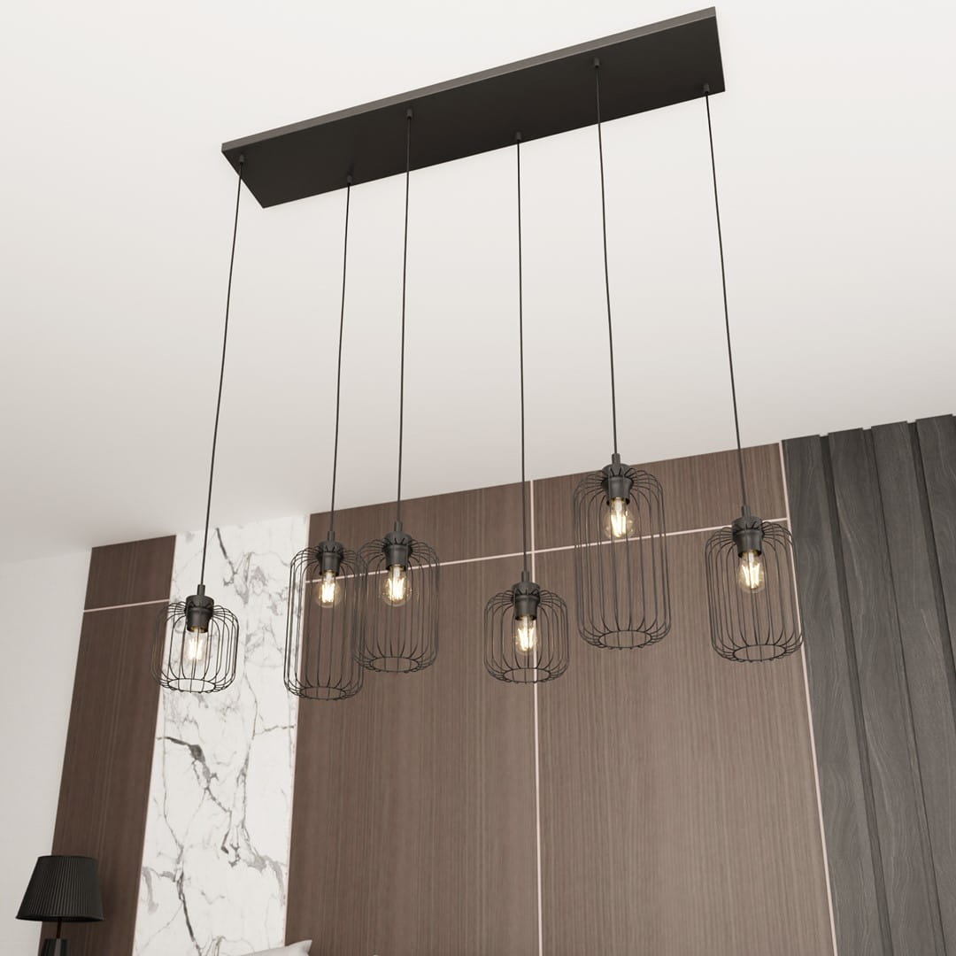 Lampa wisząca Vander 6BL w kolorze czarnym, z sześcioma żarówkami E27, zawieszona na długich linkach. Metalowe klosze w formie siatki, zamontowane na prostokątnej podstawie. Produkt w aranżacji nowoczesnego wnętrza z drewnianymi panelami.