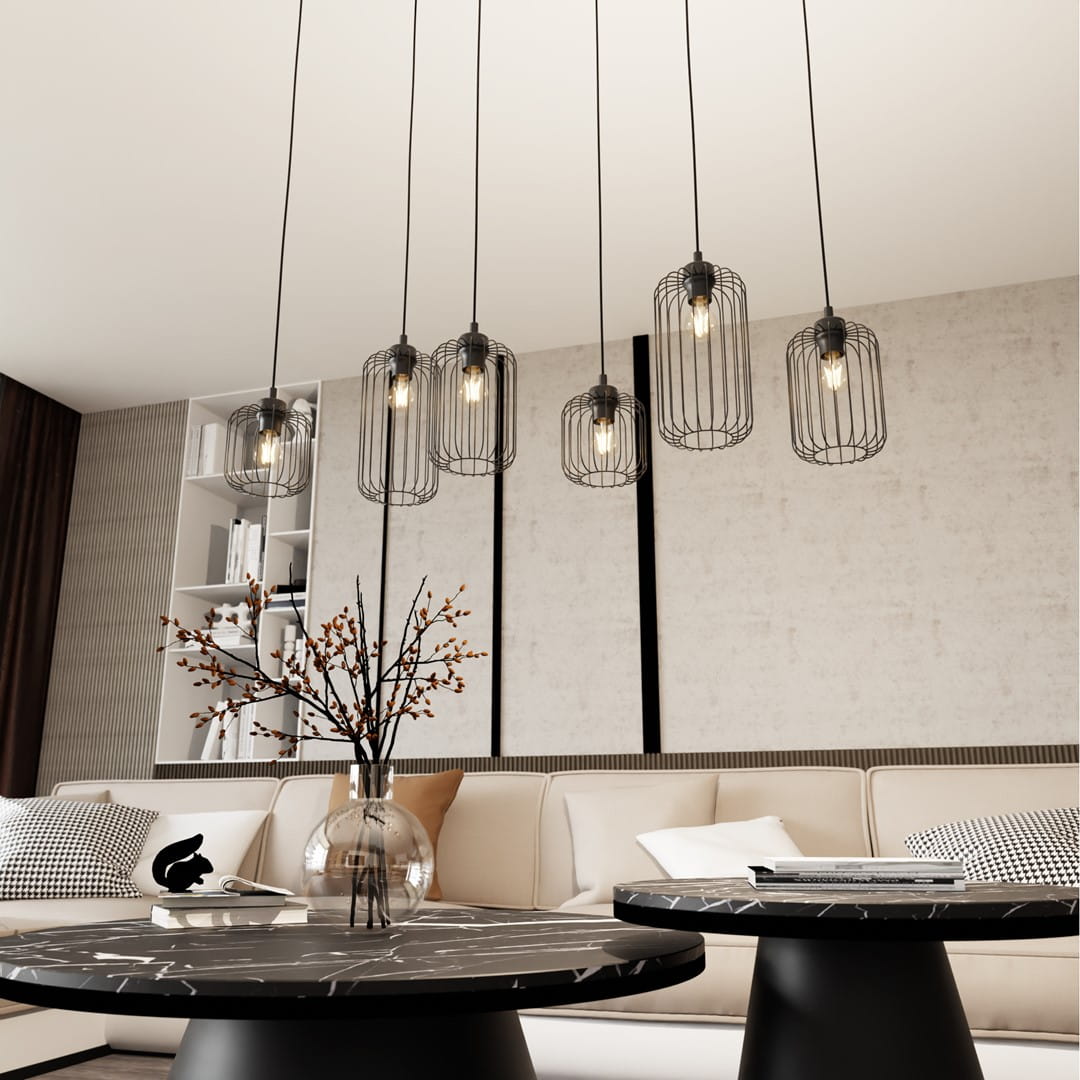 Lampa wisząca Vander 6BL w kolorze czarnym, z sześcioma kloszami w formie siatki, zawieszona na długich kablach. W tle widoczna aranżacja wnętrza z kanapą i okrągłymi stolikami.
