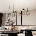 Lampa wisząca Vander 6BL w kolorze czarnym, z sześcioma kloszami w formie siatki, zawieszona na długich kablach. W tle widoczna aranżacja wnętrza z kanapą i okrągłymi stolikami.