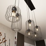 Lampa wisząca Vander 6BL w kolorze czarnym z sześcioma kloszami z siatki metalowej. Klosze mają widoczne żarówki E27, zawieszone na długich linkach, zamontowane na prostokątnej podstawie. Tło w jednolitej kolorystyce.