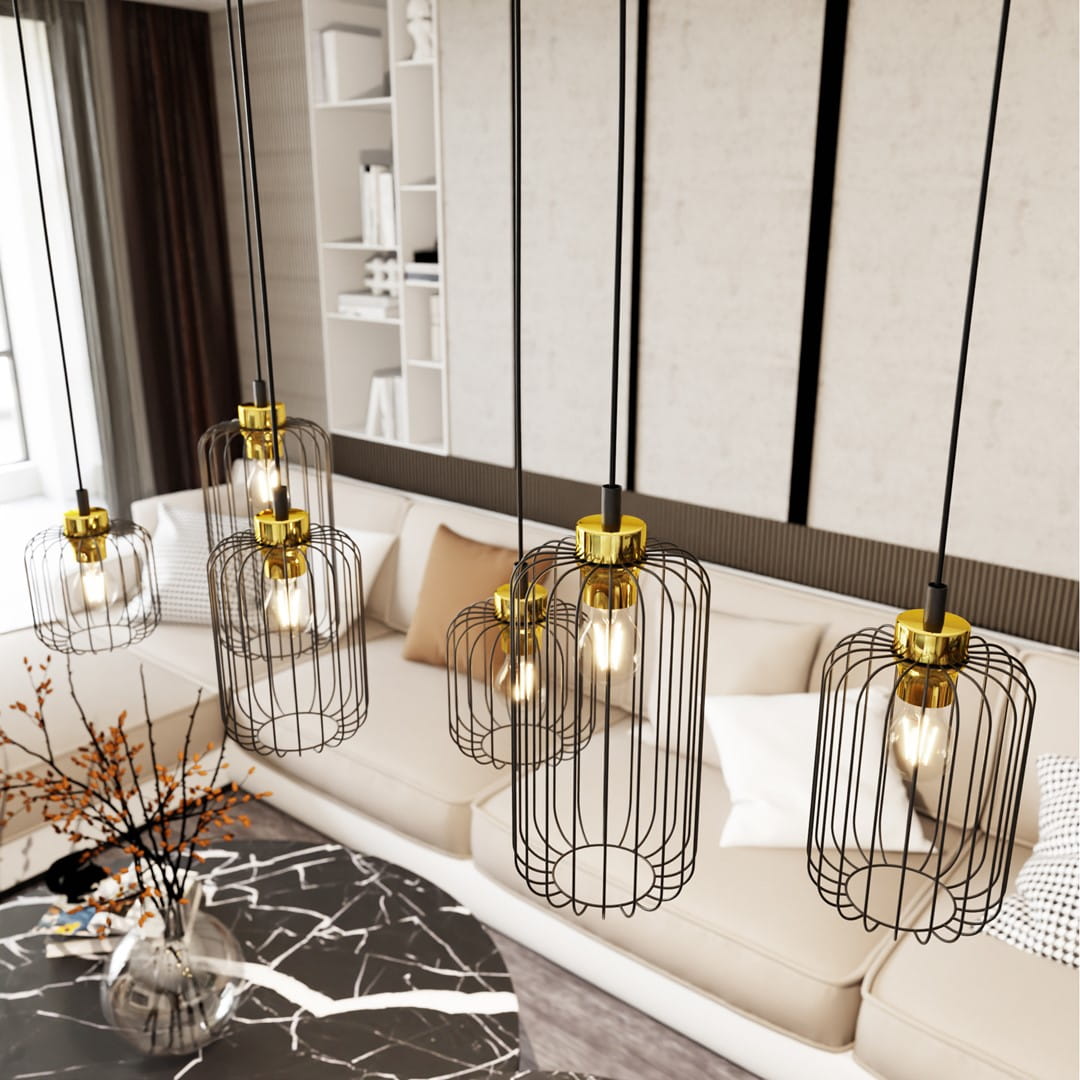 Lampa wisząca Vander 6, czarno-złota, z sześcioma kloszami w metalowej siatce, zawieszona na długich czarnych kablach. W tle widoczna jasna kanapa i stół z marmurowym blatem, w nowoczesnym wnętrzu.