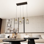 Lampa wisząca Vander 4 z czarnym, prostokątnym stelażem i czterema kloszami z metalowej siatki w złotym wykończeniu. Zawieszona na cienkich linkach, w nowoczesnym wnętrzu, nad okrągłym stolikiem. W tle jasna ściana oraz meble w neutralnych kolorach.