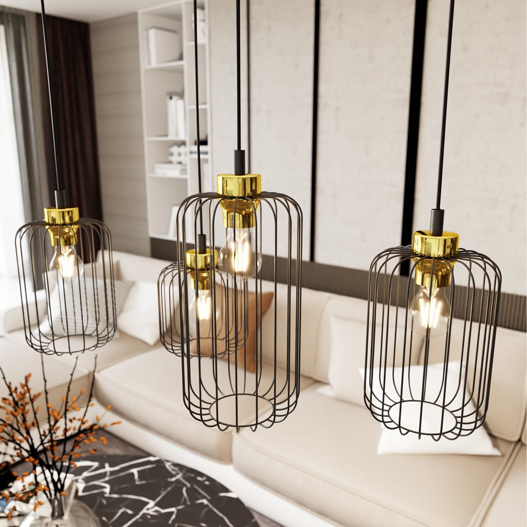 Lampa wisząca Vander 4 z czarno-złotą metalową konstrukcją, zawierająca cztery żarówki E27. Ujęcie z góry, wisząca w nowoczesnym wnętrzu, z widocznym kanapą i stolikiem kawowym w tle.