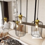 Lampa wisząca Vander 4 z czarno-złotą metalową konstrukcją, zawierająca cztery żarówki E27. Ujęcie z góry, wisząca w nowoczesnym wnętrzu, z widocznym kanapą i stolikiem kawowym w tle.