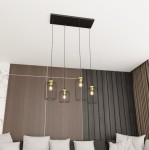 Lampa wisząca Vander 4 z czarno-złotym wykończeniem, zawieszona na czterech cienkich linkach. Posiada cztery klosze w formie siatkowych osłon z żarówkami E27, umieszczona pod sufitem, na tle drewnianej ściany.