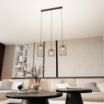 Lampa wisząca Vander 3GL w kolorze czarno-złotym z trzema kloszami w formie metalowych siatek, zawieszona na cienkich linkach. Wyposażona w gniazda E27, idealna do nowoczesnych wnętrz. W tle widoczny stół oraz sofa w jasnych odcieniach.