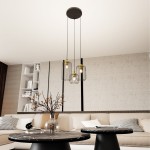 Lampa wisząca Vander 3 w kolorze czarno-złotym z trzema kloszami w metalowej siatce. Zawieszona na długich przewodach, umieszczona w nowoczesnym wnętrzu z jasną kanapą i stołami. Tło w odcieniach szarości, minimalistyczne dekoracje.