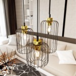 Lampa wisząca Vander 3 z trzema kloszami w czarnym kolorze z metalową złotą podstawą. Klosze mają siatkową konstrukcję, zawieszone na czarnych linkach. W tle widoczna kanapa i dekoracje w nowoczesnym wnętrzu.