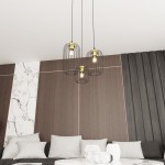 Lampa wisząca Vander 3, czarno-złota, z trzema kloszami w metalowej siatce, zawieszona na linach w nowoczesnym wnętrzu. Klosze eksponują żarówki E27, tworząc efektowne oświetlenie nad sofą w strefie wypoczynkowej.
