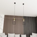 Lampa wisząca Vander 1 lampa E27 w kolorze czarno-złotym, zawieszona na cienkich czarnych kablach. Posiada metalowy klosz w formie siatki, umieszczona w nowoczesnym wnętrzu z jasnymi poduszkami na sofie oraz drewnianą ścianą w tle.