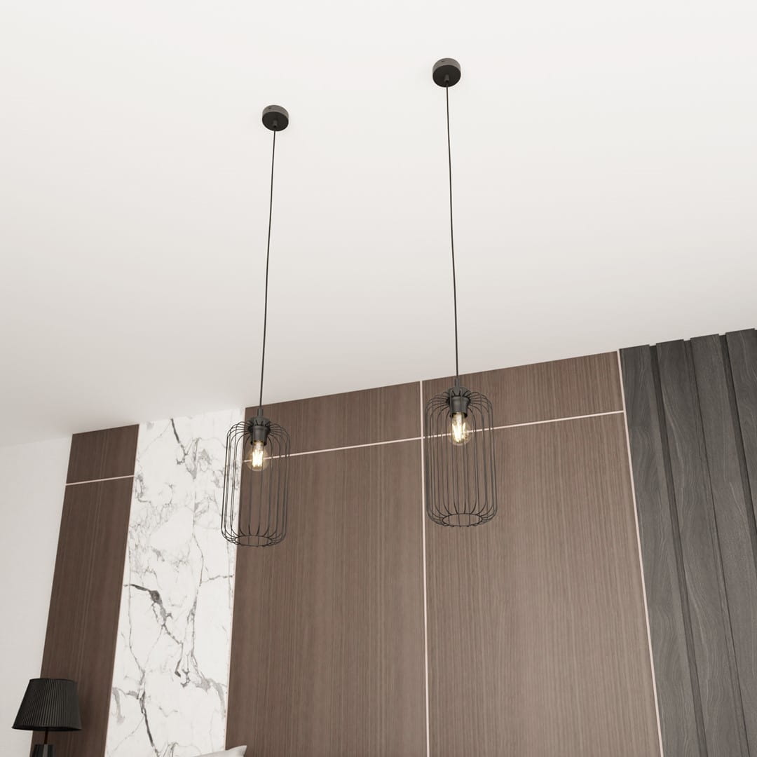 Czarna lampa wisząca Vander 1BL z metalową kloszem w formie siatki, zawieszona na długich przewodach. Widoczne jednolity sufit oraz drewniane panele w tle. Lampa przeznaczona do żarówki E27.
