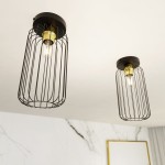Lampa sufitowa Barn 1GL z kloszem w czarnej metalowej siatce i złotym elementem, montowana na suficie. Widok z dołu, ukazujący jedną lampę w użyciu oraz drugą w tle. Tło jasne, z marmurowymi akcentami.