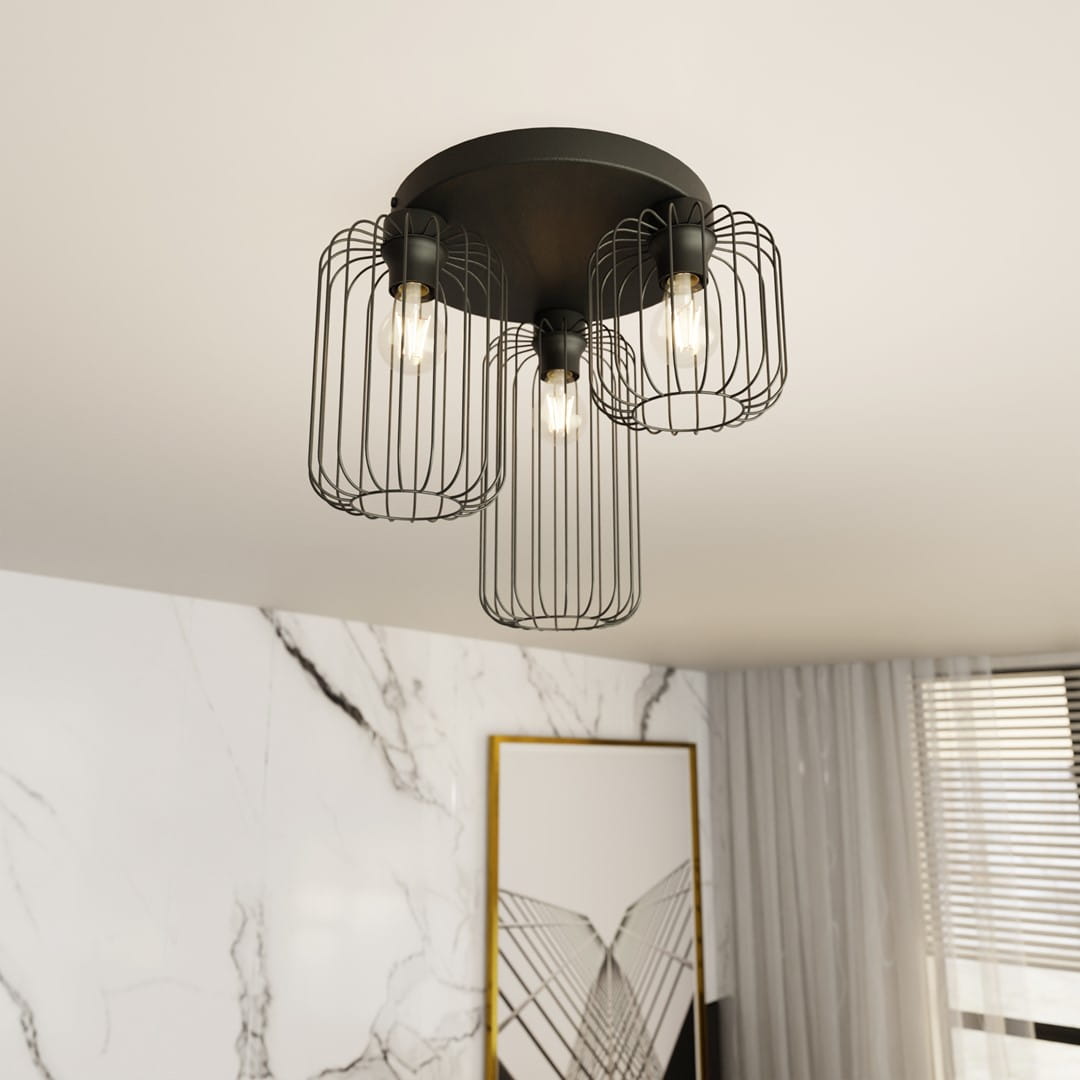Czarna lampa sufitowa Barn 3BL z trzema kloszami w formie siatki, mocowana do sufitu. Widoczne żarówki E27. Tło z marmurową ścianą i dekoracyjnym obrazem. Ujęcie z dołu, podkreślające stylowy design.