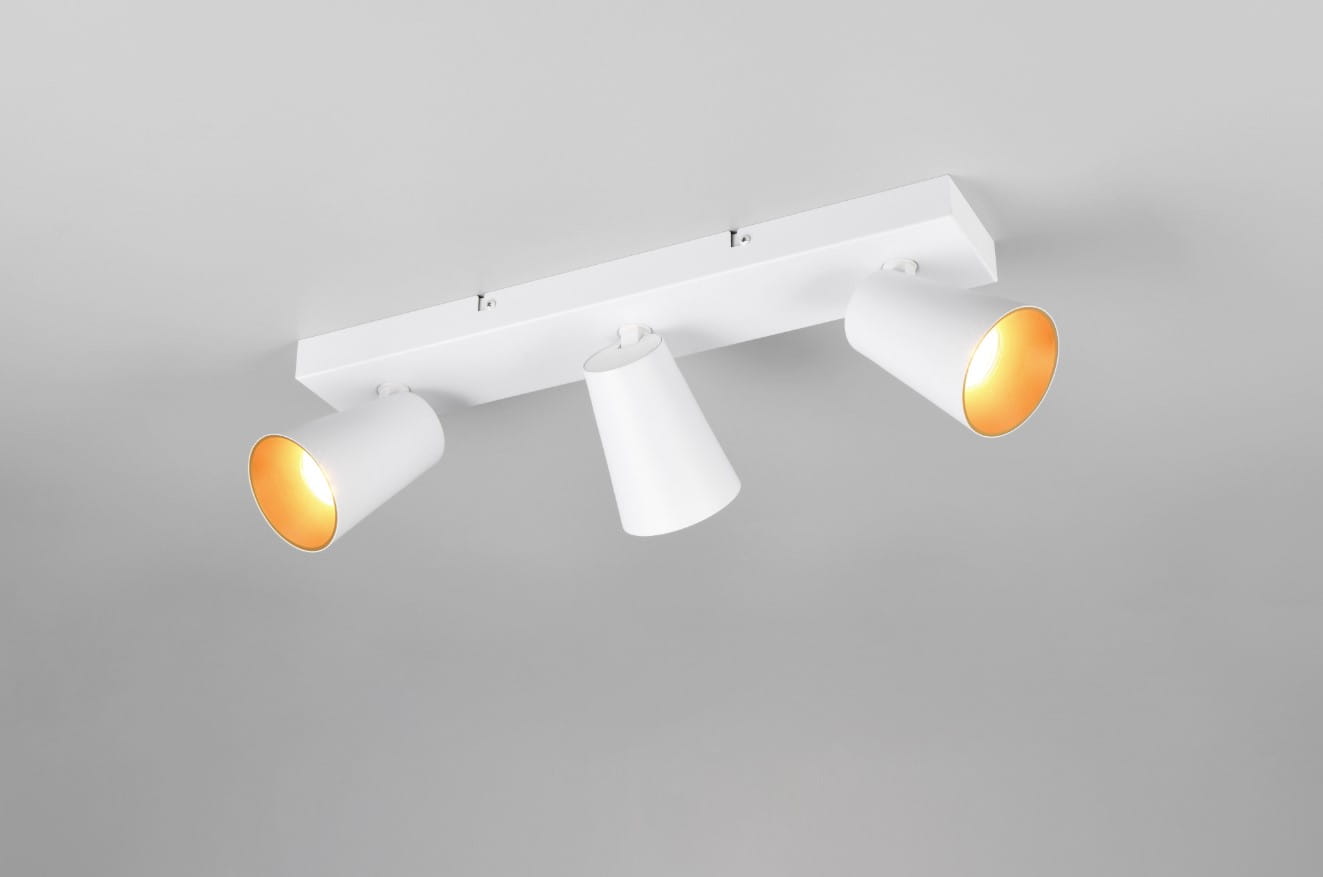 Lampa sufitowa Sharp z trzema reflektorami GU10 w kolorze białym. Reflektory w kształcie stożka, montowane na prostokątnej podstawie. Ujęcie z góry, pokazujące jasne wnętrza kloszy. Prosta, nowoczesna forma, idealna do oświetlenia wnętrz.