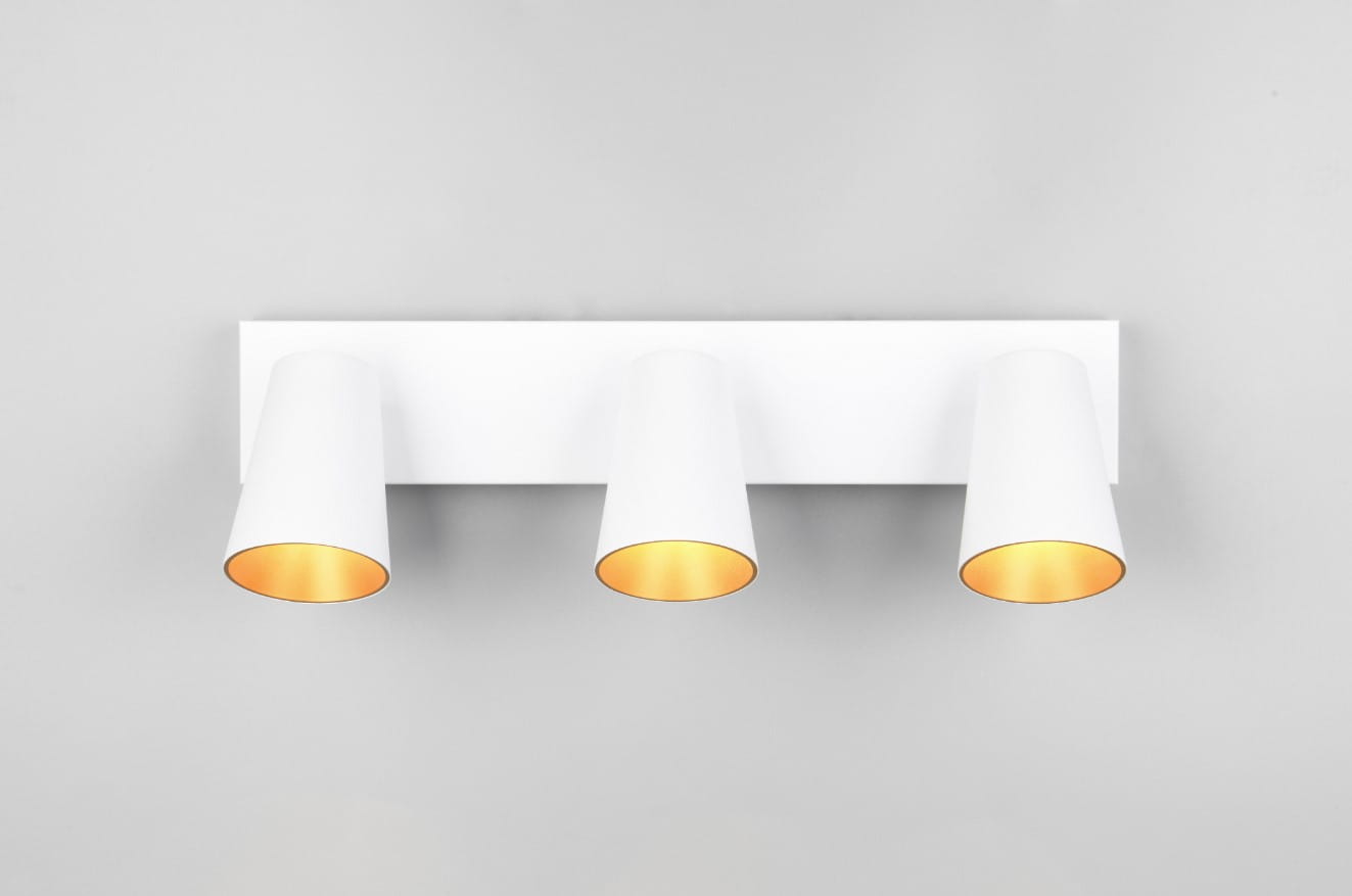 Lampa sufitowa Sharp w kolorze białym z trzema reflektorami GU10. Reflektory mają złote wnętrza, zamocowane na prostokątnej podstawie. Ujęcie frontalne, produkt jest zamontowany na gładkim tle.