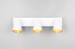Lampa sufitowa Sharp w kolorze białym z trzema reflektorami GU10. Reflektory mają złote wnętrza, zamocowane na prostokątnej podstawie. Ujęcie frontalne, produkt jest zamontowany na gładkim tle.
