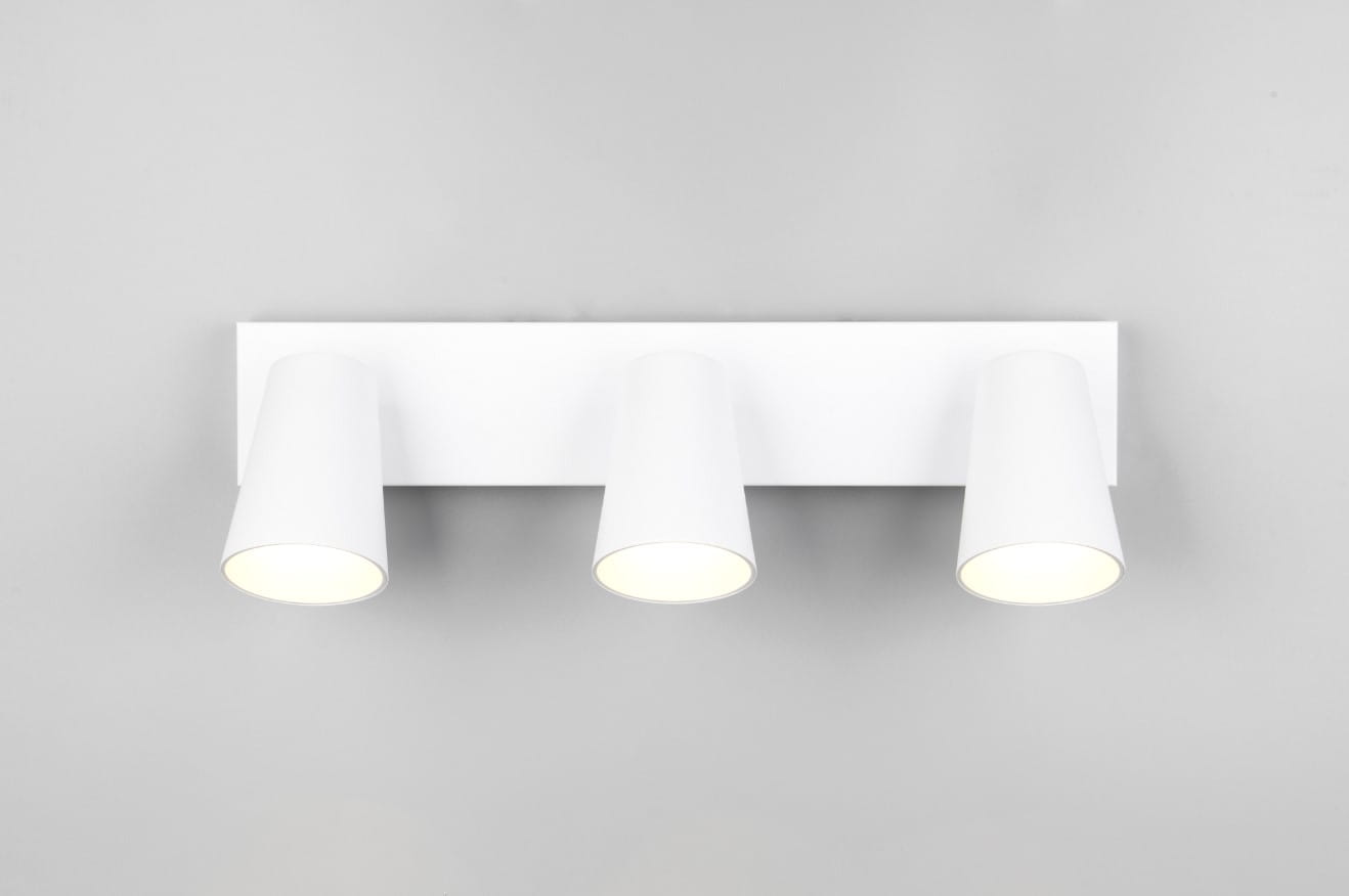 Biała lampa sufitowa Sharp z trzema reflektorami GU10, zamontowana na prostokątnej podstawie. Reflektory mają cylindryczny kształt, skierowane w dół, na jednolitym, jasnym tle.