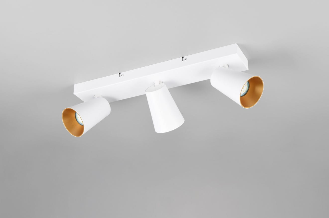 Lampa sufitowa Sharp w kolorze białym z trzema reflektorami GU10. Reflektory mają zewnętrzną białą powłokę i złote wnętrze. Ujęcie z dołu, produkt zamontowany na prostokątnej podstawie.