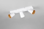 Lampa sufitowa Sharp w kolorze białym z trzema reflektorami GU10. Reflektory mają zewnętrzną białą powłokę i złote wnętrze. Ujęcie z dołu, produkt zamontowany na prostokątnej podstawie.