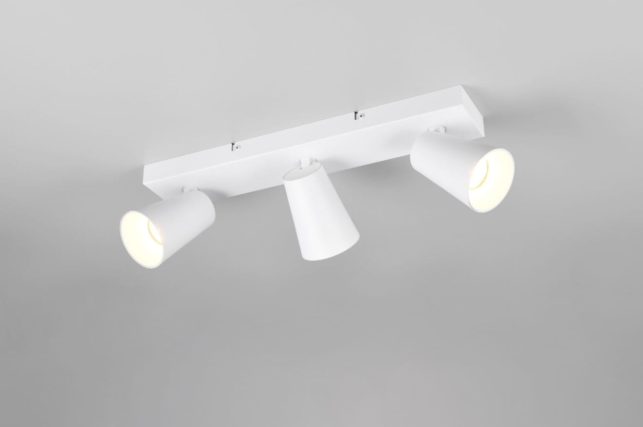 Lampa sufitowa Sharp w kolorze białym z trzema reflektorami GU10. Reflektory w kształcie stożków skierowane w różne strony, zamontowane na prostokątnej podstawie. Ujęcie z dołu, na jednolitym tle.