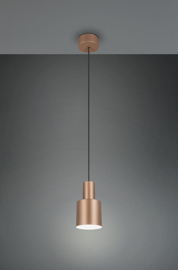 Lampa wisząca Agudo w kolorze kawowym, z metalowym kloszem o cylindrycznym kształcie, zawieszona na czarnym przewodzie. Montaż sufitowy w kolorze brązowym, prosta forma, idealna do nowoczesnych wnętrz.