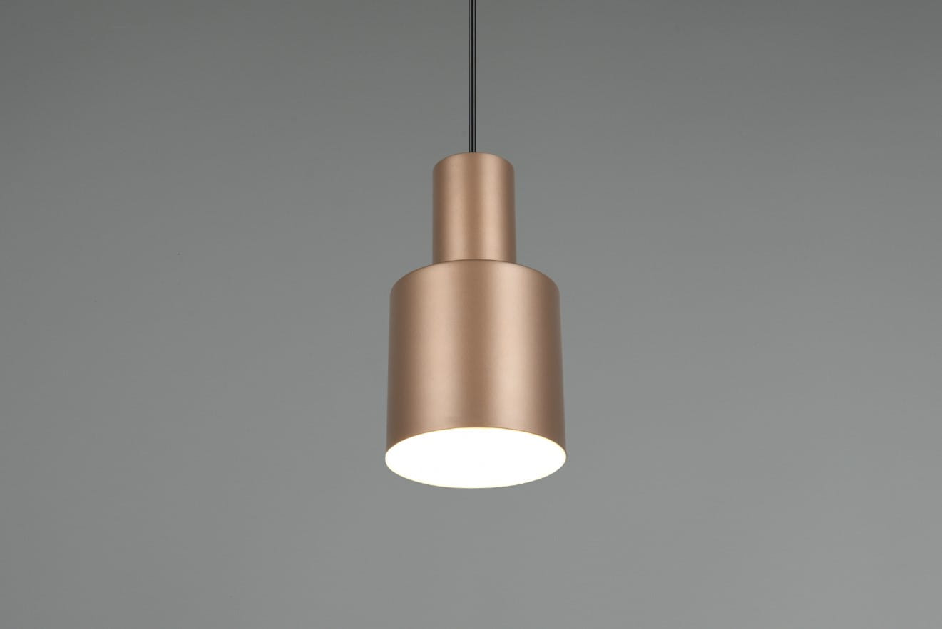 Lampa wisząca Agudo 1xE27 w kolorze kawowym, z metalowym kloszem o cylindrycznym kształcie, zawieszona na czarnym przewodzie. Klosz ma matowe wykończenie, a jego dolna część jest otwarta, co umożliwia emitowanie światła w dół.