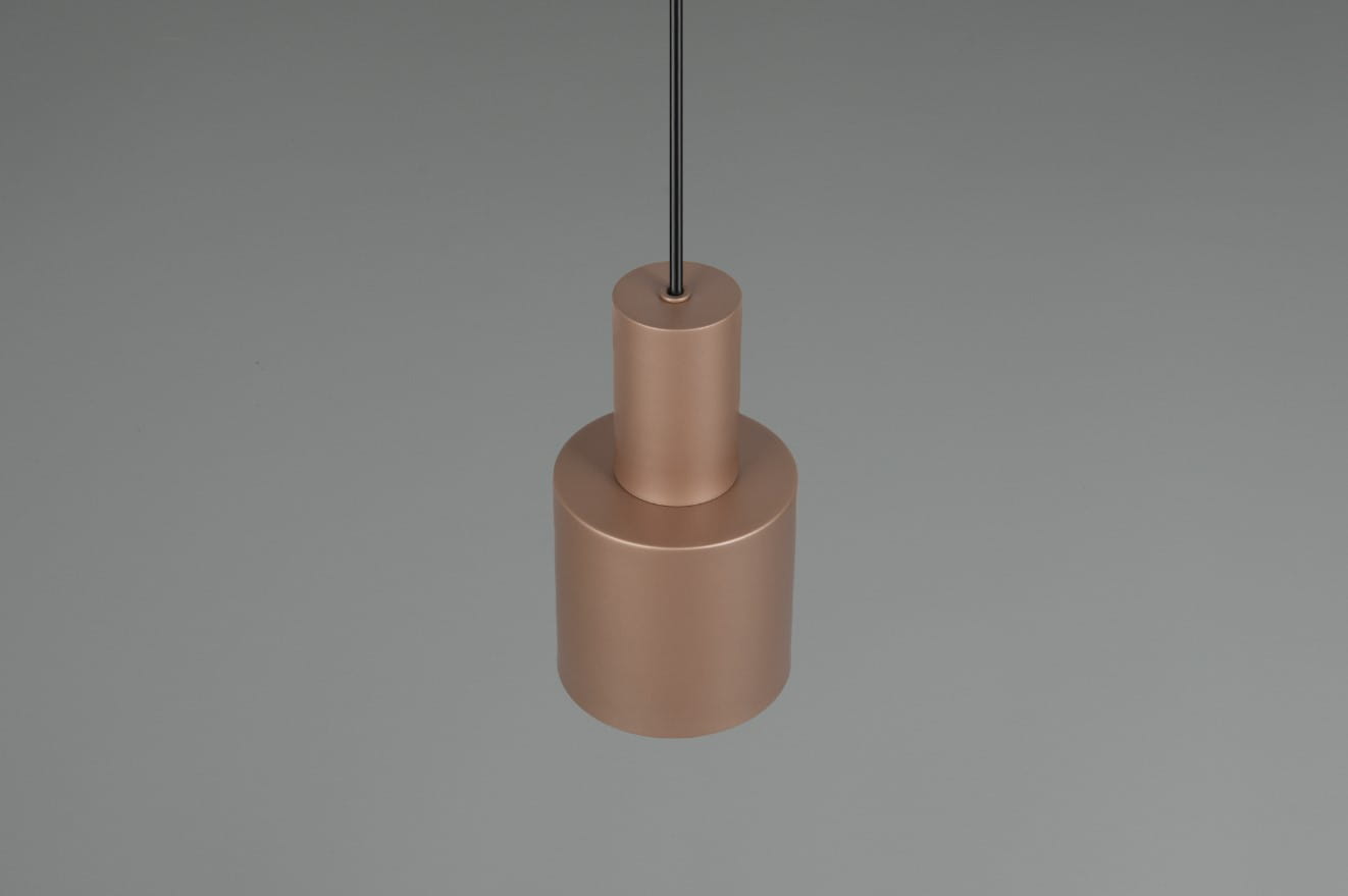 Lampa wisząca Agudo w kolorze kawowym, z metalowym, cylindrycznym kloszem i prostym zawieszeniem. Ujęcie frontalne, pokazujące górną część lampy z przewodem, na jednolitym tle. Idealna do nowoczesnych wnętrz.