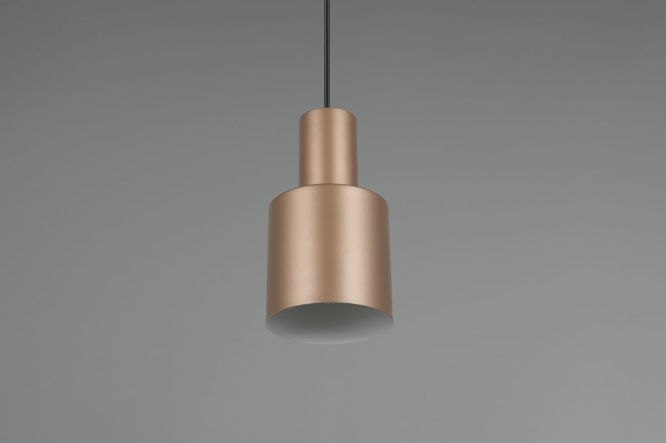 Lampa wisząca Agudo w kolorze kawowym, z metalowym kloszem o cylindrycznym kształcie. Zawieszona na czarnym kablu, z oprawą na żarówkę typu E27. Klosz matowy w dolnej części, z gładką powierzchnią.